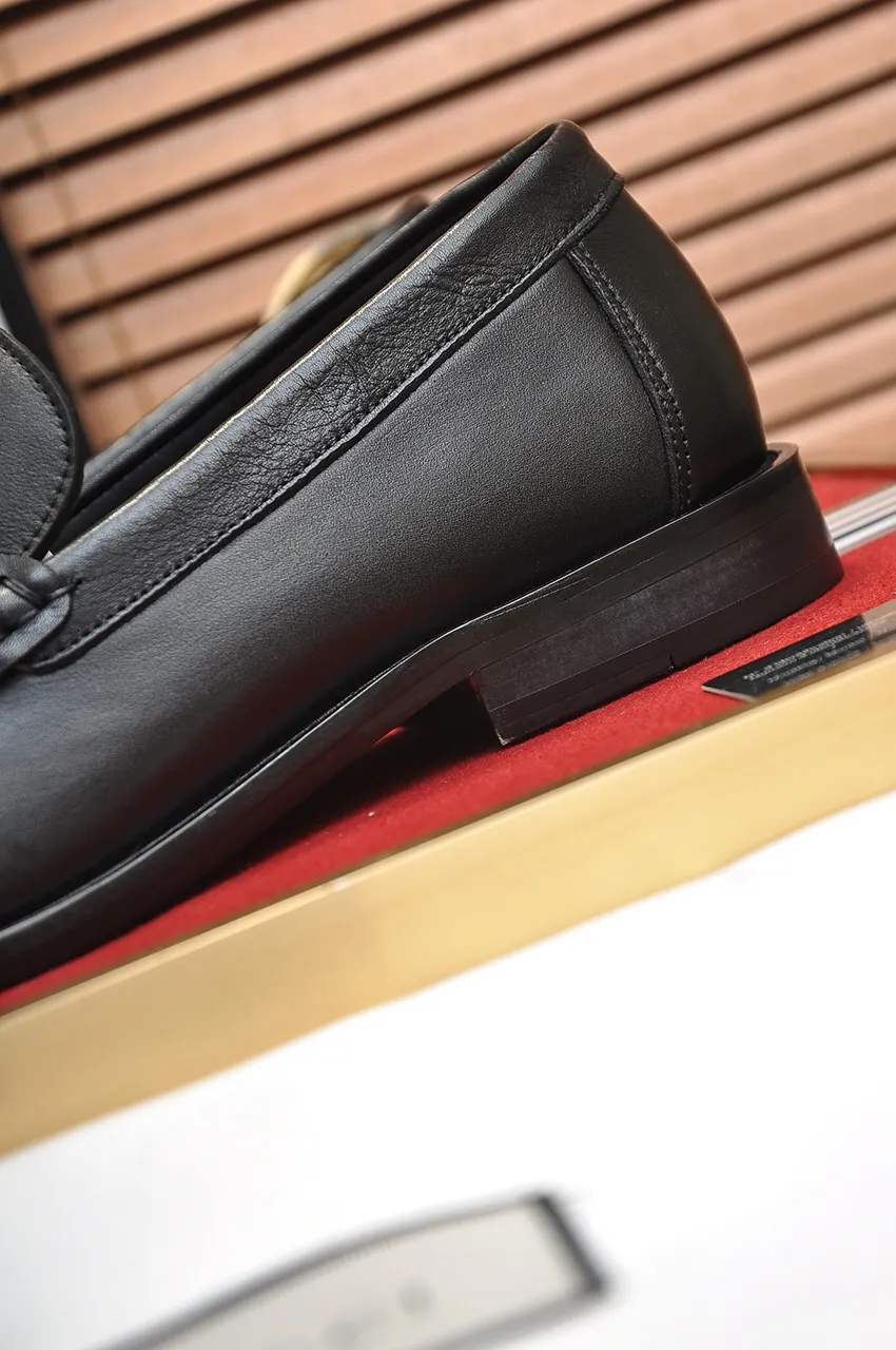 Men's shoes💰560💶Italy's top luxury men's shoe giant (GUCCI) (Gucci) (full cowhide lining) new arrival🍃Original European style🔰 Pleasant to the eye😍In order to make the shoes more durable and non-deformable🌀The production continues to follow traditional methods but there is still no lack of innovation💪Choose original sheepskin for the leather♻️ Smooth and natural And extra bright ⭐Made of imported cowhide, the first choice of rich people 38-45 (45 customized)